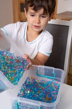 Çocuk Orbeez oynuyor. Orbeez topları - duyusal su boncukları.
