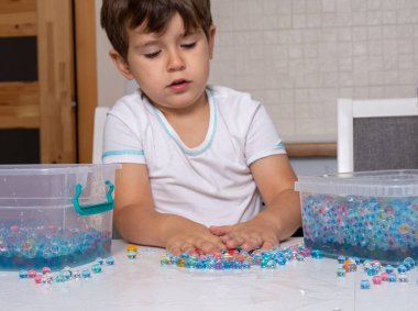 Çocuk Orbeez oynuyor. Orbeez topları - duyusal su boncukları.