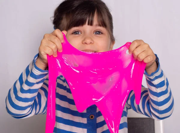 Meisje Speelt Met Slijm Kid Knijpen Rekken Roze Slijm — Stockfoto