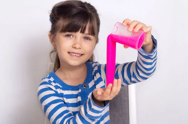 Meisje Speelt Met Slijm Kid Knijpen Rekken Roze Slijm — Stockfoto