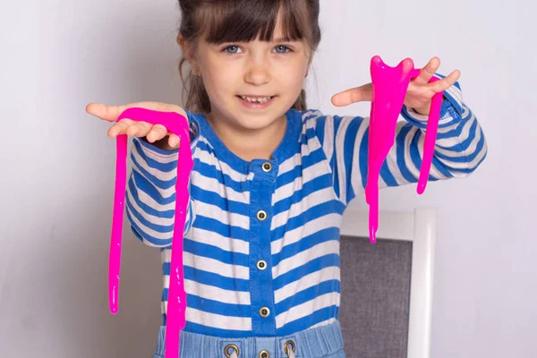 Meisje Speelt Met Slijm Kid Knijpen Rekken Roze Slijm — Stockfoto