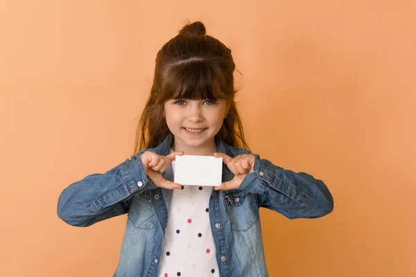 Kind Zeigt Karte Glückliches Mädchen Zeigt Leere Leere Zettel Kopierraum — Stockfoto
