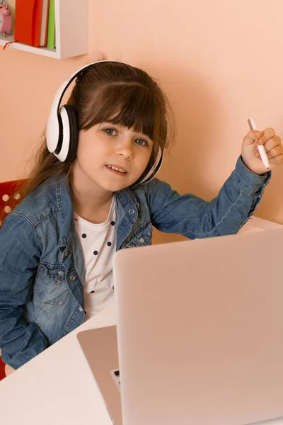 Gyermek Otthon Tanul Virtuális Órákon Keresztül Interaktív Tartalom Elsődleges Online — Stock Fotó