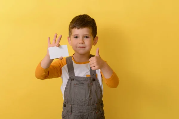 Puştiul Arată Cardul Scolar Fericit Card Reducere Copiii Finanțarea Sau — Fotografie, imagine de stoc