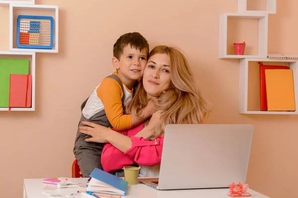 Šťastná Máma Pracuje Domova Práce Domova Matka Pracovat Notebooku Dětmi — Stock fotografie