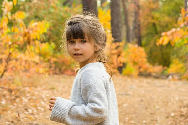 Happy Autumn Kid Zabawy Liśćmi Zewnątrz Parku Spadające Liście Naturalne — Zdjęcie stockowe