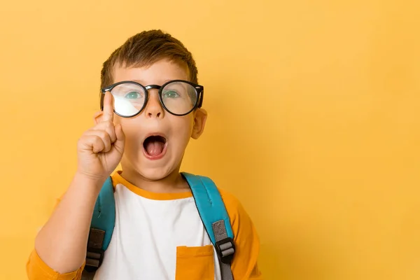 Enfant Heureux Avec Sac Dos Reste Sur Fond Blanc Prêt Image En Vente