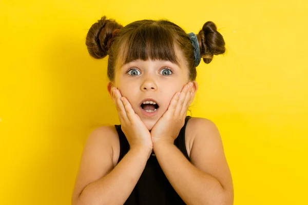 Wow Retrato Niño Pequeño Cogido Mano Cara Gritando Con Expresión — Foto de Stock