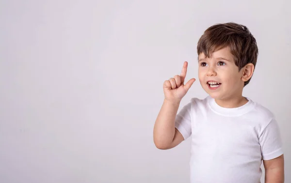 Hervorragende Idee Uberraschtes Kind Zeigt Den Finger Nach Oben Schulkonzept Weiss Gewinnen Stock Photo 256909648