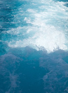 Dalgalı mavi deniz yüzeyi