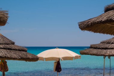 plaj şezlong üzerinde gündoğumu denizde ıssız sahil.