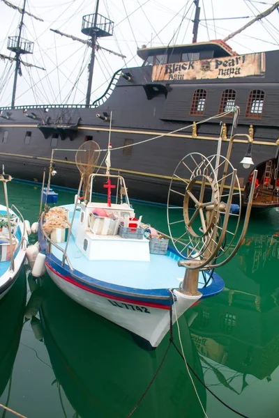 Aya Napa, Marina, port, merLe port de la station avec les petits bateaux de pêche et en bois — Photo