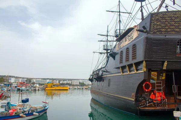 Aya Napa, Marina, port, seathe poort van het resort met de kleine vissersboten en houten — Stockfoto