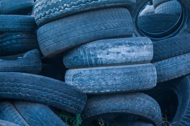 eski araba lastikleri beyaz zemin üzerine duvar