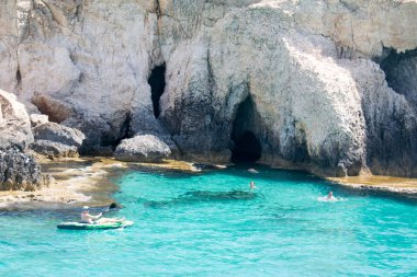 Ayia Napa'da deniz mağaraları. Akdeniz sahil. Kıbrıs. Ayarlanmış renk tonu