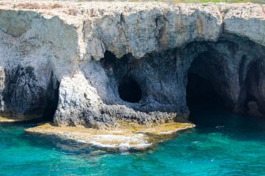 Ayia Napa'da deniz mağaraları. Akdeniz sahil. Kıbrıs. Ayarlanmış renk tonu