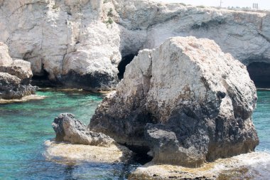 Ayia Napa'da deniz mağaraları. Akdeniz sahil. Kıbrıs. Ayarlanmış renk tonu