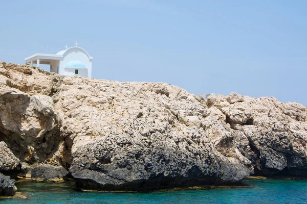 Ayia Napa'da deniz mağaraları. Akdeniz sahil. Kıbrıs. Ayarlanmış renk tonu