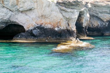 Ayia Napa'da deniz mağaraları. Akdeniz sahil. Kıbrıs. Ayarlanmış renk tonu