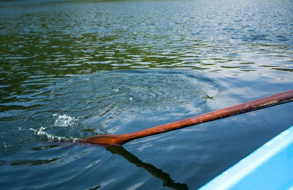 Boot oar in het water en spetteren water — Stockfoto