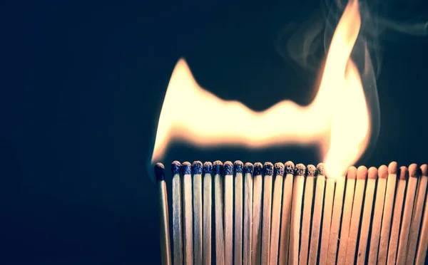 Ateşte yan yana yığılmış kibrit çöpleri, tutuşturulmuş kibrit çöpleri.