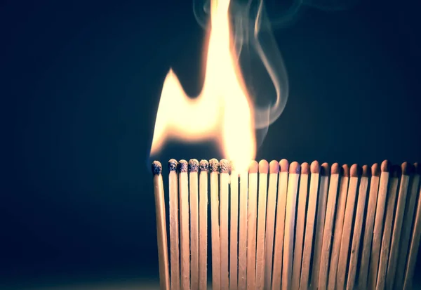 Ateşte yan yana yığılmış kibrit çöpleri, tutuşturulmuş kibrit çöpleri.