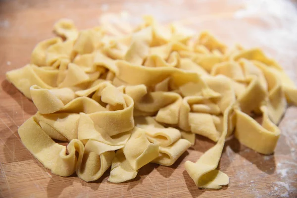 Pişmemiş makarna hamur ahşap mutfak tahtası