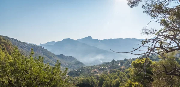 Bordeaux siluet dağları