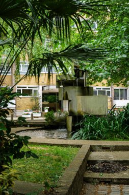 Londra - 06: 24 2022: Addison Yolu 'ndaki çeşmenin manzarası