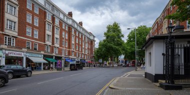 Londra - 06 24 2022: Kensington High Street manzarası