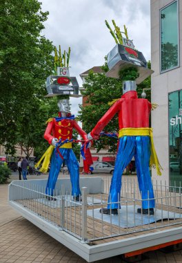 Londra - 06 24 2022: Tasarım Müzesi önünde sanat kurulumu