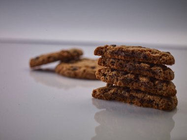 Kurabiyeler veya çikolatalı kurabiyeler arka planda konsept