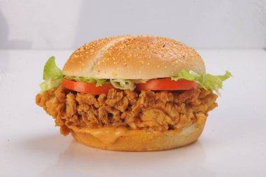 Beyaz zemin üzerinde bir burger yakın çekim