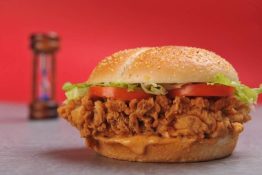 Domates ve peynirli tavuk ve hamburger.