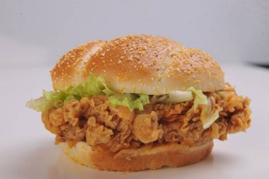 Kızarmış tavukla hamburgerin yakın çekimi.