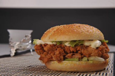 Et, marul, peynir ve kızarmış tavuklu nefis ev yapımı sandviç..