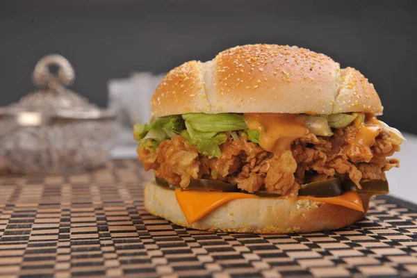 Lezzetli hamburgeri masaya koy.