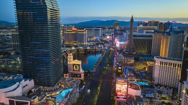 Las Vegas Bulvarı 'nın altın saatindeki hava manzarası. İkonik şehir merkezi silueti parlak kumarhaneler ve Nevada' da canlı şehir ışıkları. Birleşik Devletler 'de canlı enerji ve kentsel cazibeyi yakalıyor..