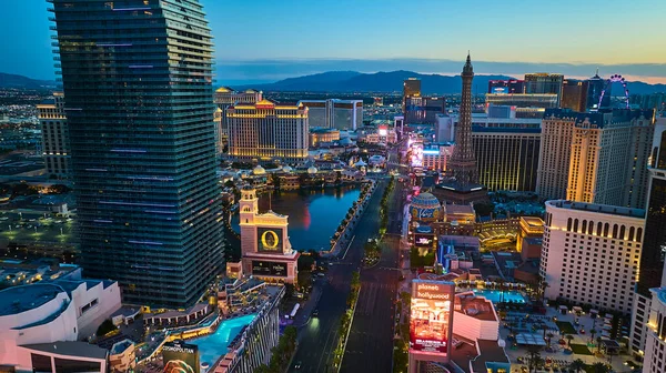 Las Vegas Bulvarı 'nın altın saatindeki hava manzarası. İkonik şehir merkezi silueti parlak kumarhaneler ve Nevada' da canlı şehir ışıkları. Birleşik Devletler 'de canlı enerji ve kentsel cazibeyi yakalıyor..