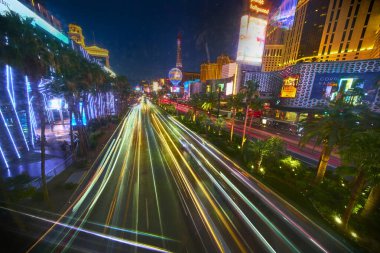 Las Vegas Bulvarı boyunca neon ışıklı binalar ve palmiyelerin enerji dolu gece yaşamını ve Nevada United 'ın ikonik şehir atmosferini yakaladığı canlı trafik ışığı patikalarının uzun pozlama görüntüleri.