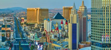 Las Vegas Bulvarı 'nın ikonik kumarhane tatil beldeleri gökyüzü ve arka planda Nevada Çölü..