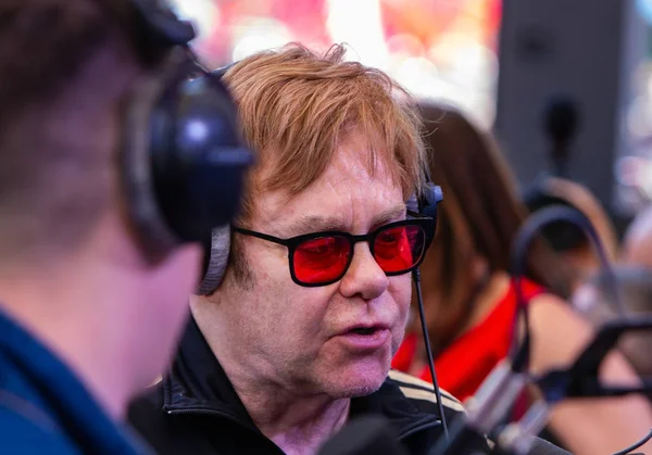 Kiev, Ukrayna 2018 - 28 Mayıs. Elton John ile gazeteciler canlı radyo 