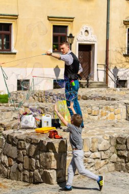 sabun köpüğü ile sokak sanatçı