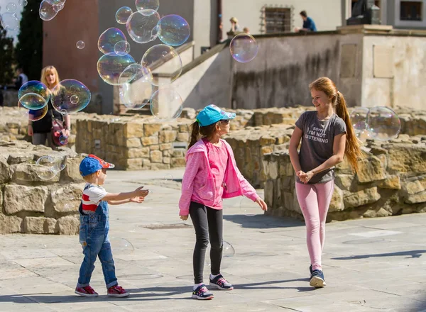 Kinderen en zeepbellen. — Stockfoto