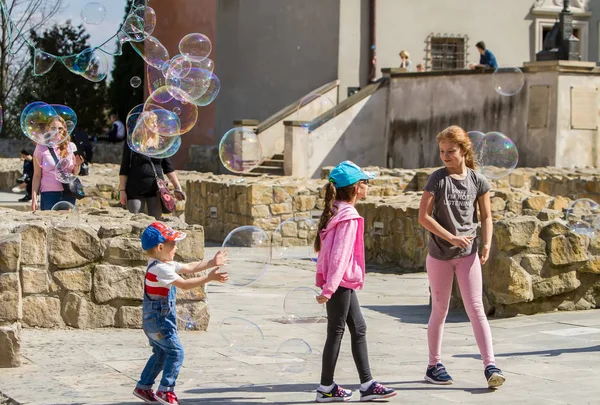 Kinderen en zeepbellen. — Stockfoto