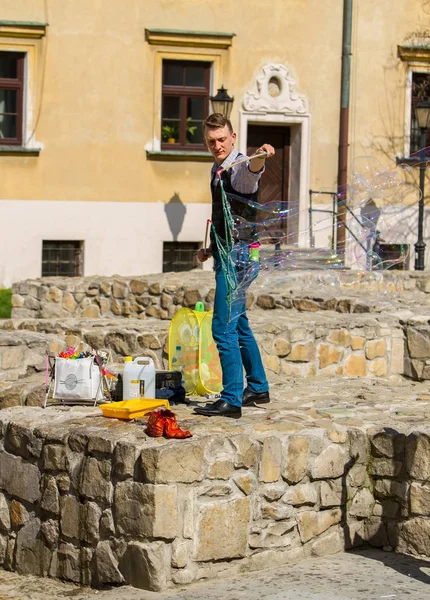 Straatartiest met zeepbellen — Stockfoto