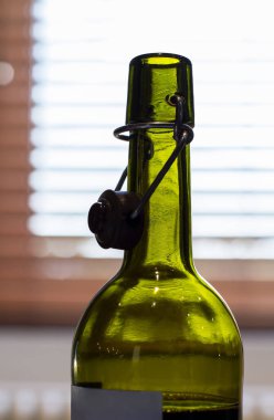 şarap şişesi açmak