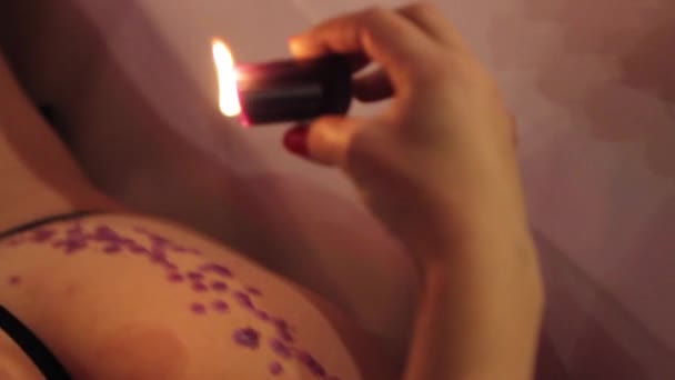 Seorang Gadis Dalam Celana Dalamnya Berbaring Perutnya Punggungnya Pantat Dan — Stok Video