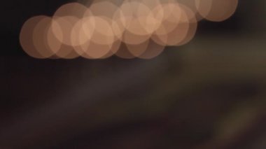  arka planda mumlar bokeh odak değiştirmek, ön planda bebek ile Tanrı'nın anne simgesine. yakın çekim, renk düzeltmeolmadan