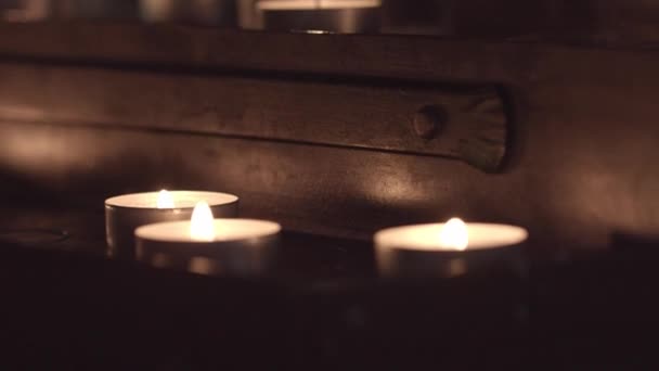 테이블 하단의 촛불에서 촛불의 상단에촛불로 초점이 변경된 상향식 파노라마 클로즈업 — 비디오